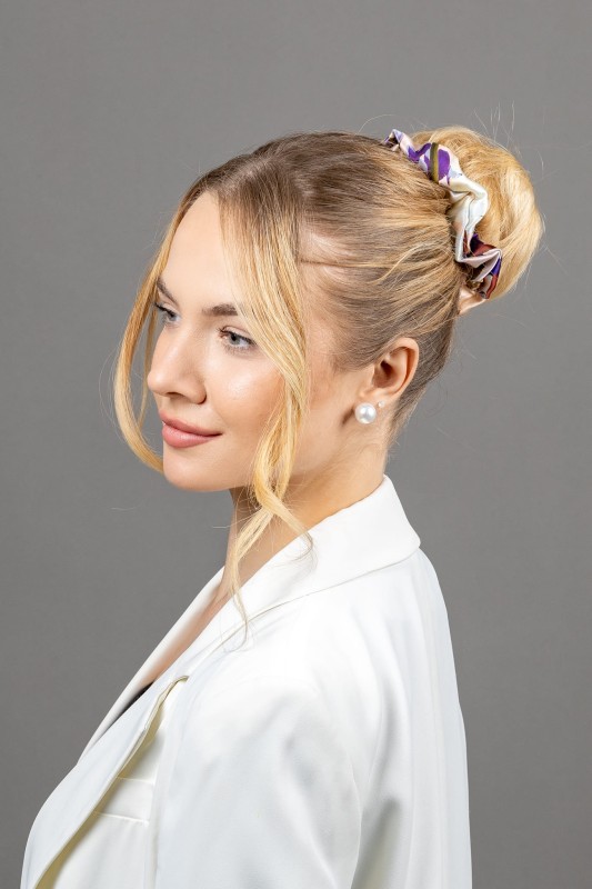 Jedwabna scrunchie Zorza w upiętych włosach